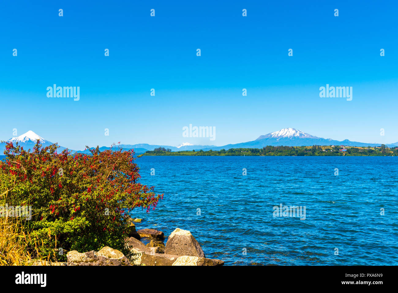 Vue sur le paysage de montagne sur le lac Llanquihue, Puerto Varas, Chili. L'espace de copie pour le texte Banque D'Images