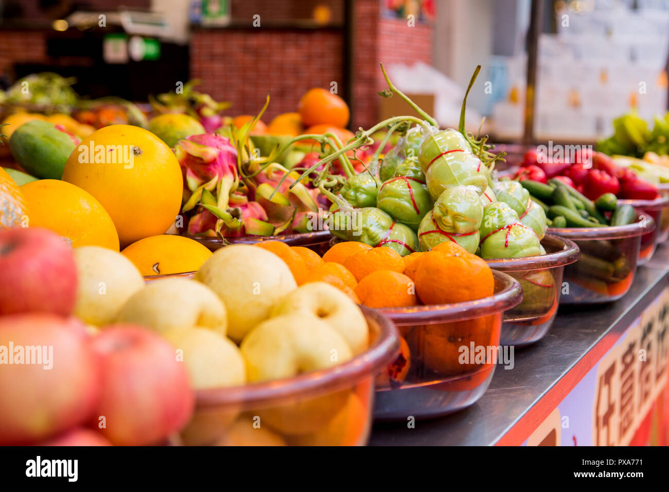 'Frais' haped des fruits sur un stand de marché en Chine Banque D'Images