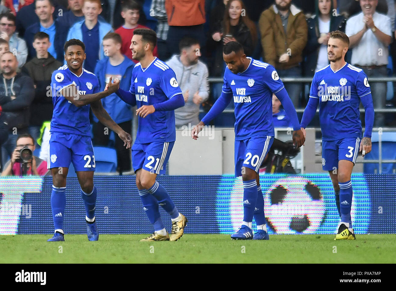 La ville de Cardiff Kadeem Harris (à gauche) célèbre marquant son quatrième but du côté du jeu avec ses coéquipiers Ferrando Victor Camarasa, Loic Damour, et Joe Bennett au cours de la Premier League match au Cardiff City Stadium. Banque D'Images