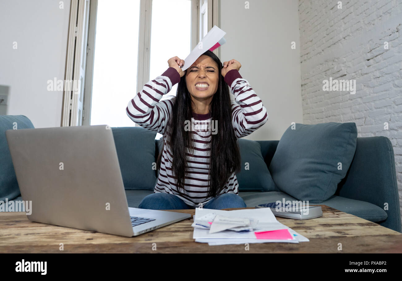 Femme désespérée inquiète payer les factures en ligne par le biais des services bancaires à l'aide d'un ordinateur portable avec carte de crédit d'impôts et charges les coûts calculateur de prêt hypothécaire dans l'acco Banque D'Images