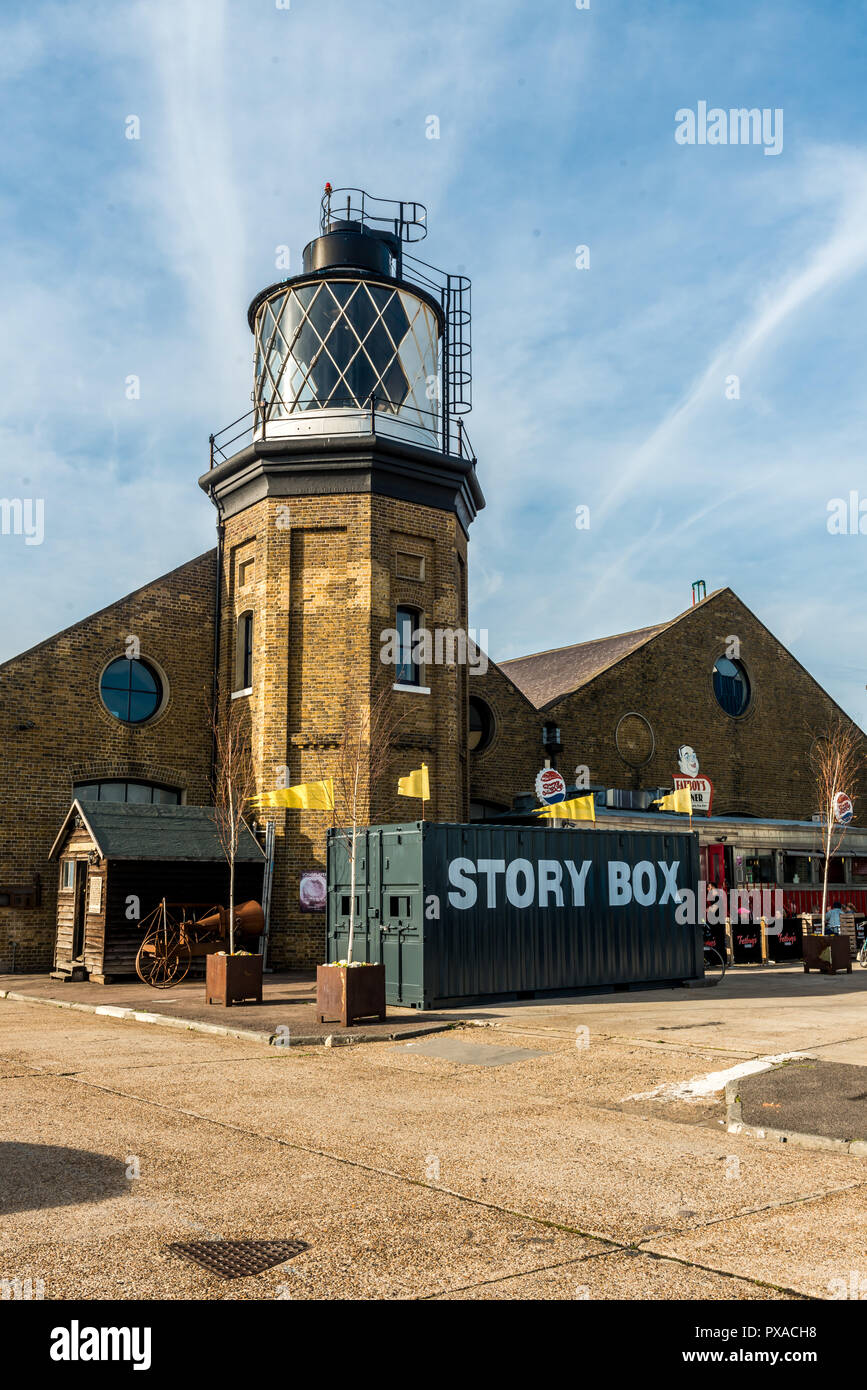 Londres, Royaume-Uni - Octobre 07, 2018 : Trinity Buoy Wharf à Tamise et Bow Creek, Leamouth. Accueil à la London's seul phare, containe Banque D'Images