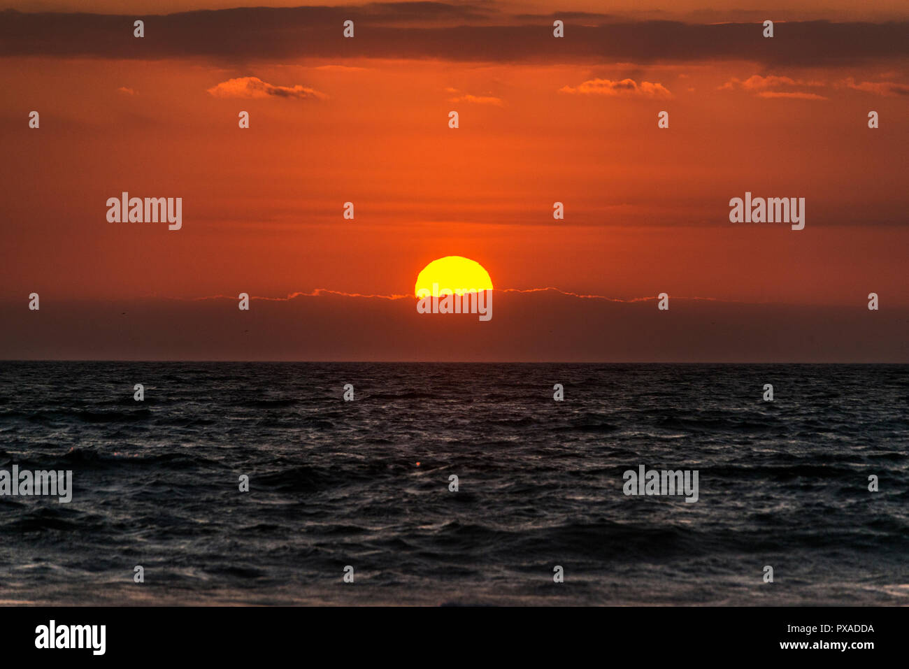 Image de twilight avant que le soleil se couche derrière les eaux de l'Océan Pacifique Banque D'Images