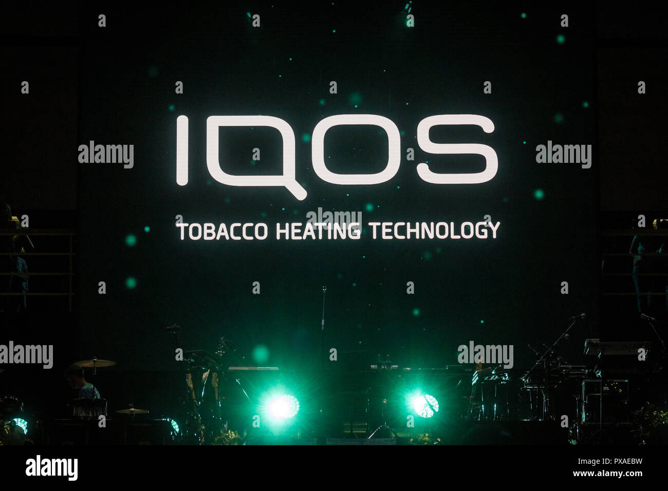 BELGRADE, SERBIE - 15 août 2018 : logo Iqos en face d'un bar terrasse en Serbie. Iqos, honoraires de Philip Morris International, est un chauffage du tabac Banque D'Images