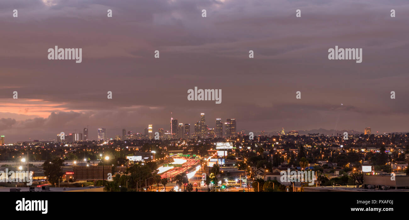 Coucher de soleil sur le centre-ville de Los Angeles et à l'Est de la tempête sur une soirée d'automne, en Californie, USA. Banque D'Images Coucher de soleil sur le centre-ville de Los Angeles et à l'Est de la tempête sur une soirée d'automne, en Californie, USA. Banque D'Images