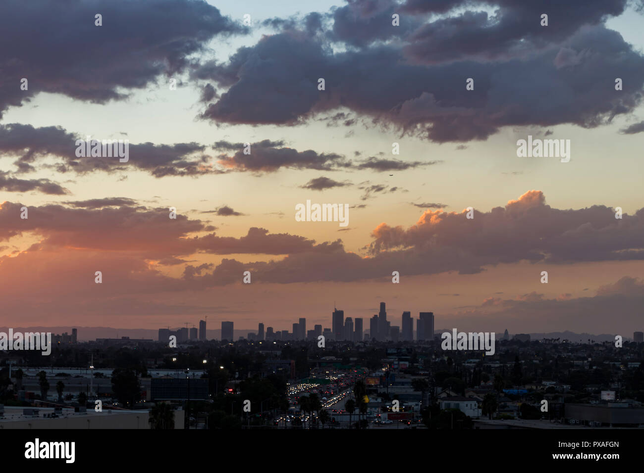 Silhouette du centre-ville de Los Angeles au coucher du soleil sur un soir d'automne orageux, en Californie, USA. Banque D'Images