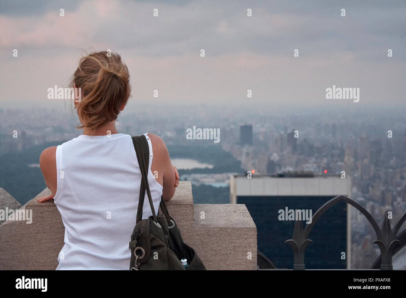 Woman looking at vue du haut du rocher sur 30 Rockefeller Plaza, New York, NY 10112 Banque D'Images