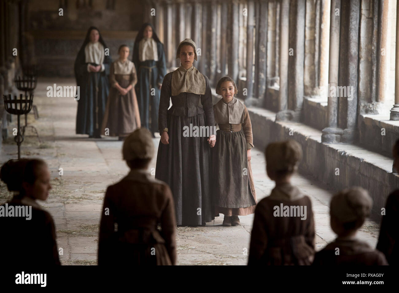 DATE DE SORTIE : septembre 1, 2017 Title : Tulip Fever STUDIO : Weinstein Company Réalisateur : Justin Chadwick PLOT : Un artiste tombe pour une jeune femme mariée pendant qu'il est commandé de peindre son portrait au cours de la manie des tulipes d'Amsterdam du 17 è siècle avec : Judi Dench, Alicia Vikander, Dane DeHaan, Jack O'Connell. (Crédit : © Weinstein Company/photos) Banque D'Images