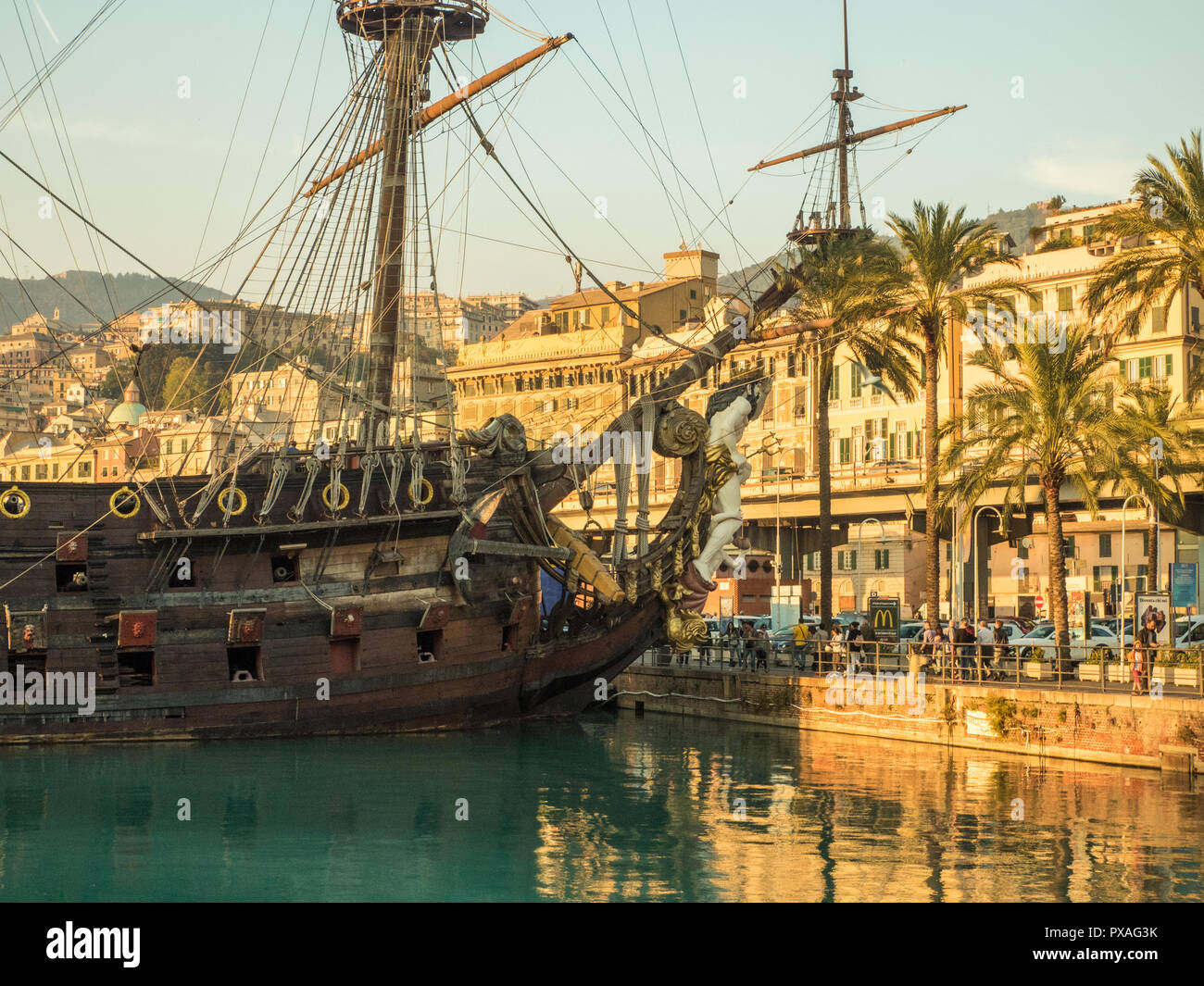 'Le Neptune' une réplique d'une 17ème siècle navire les galions espagnols à Porto Antico (vieux port), Gênes, ligurie, italie. Banque D'Images