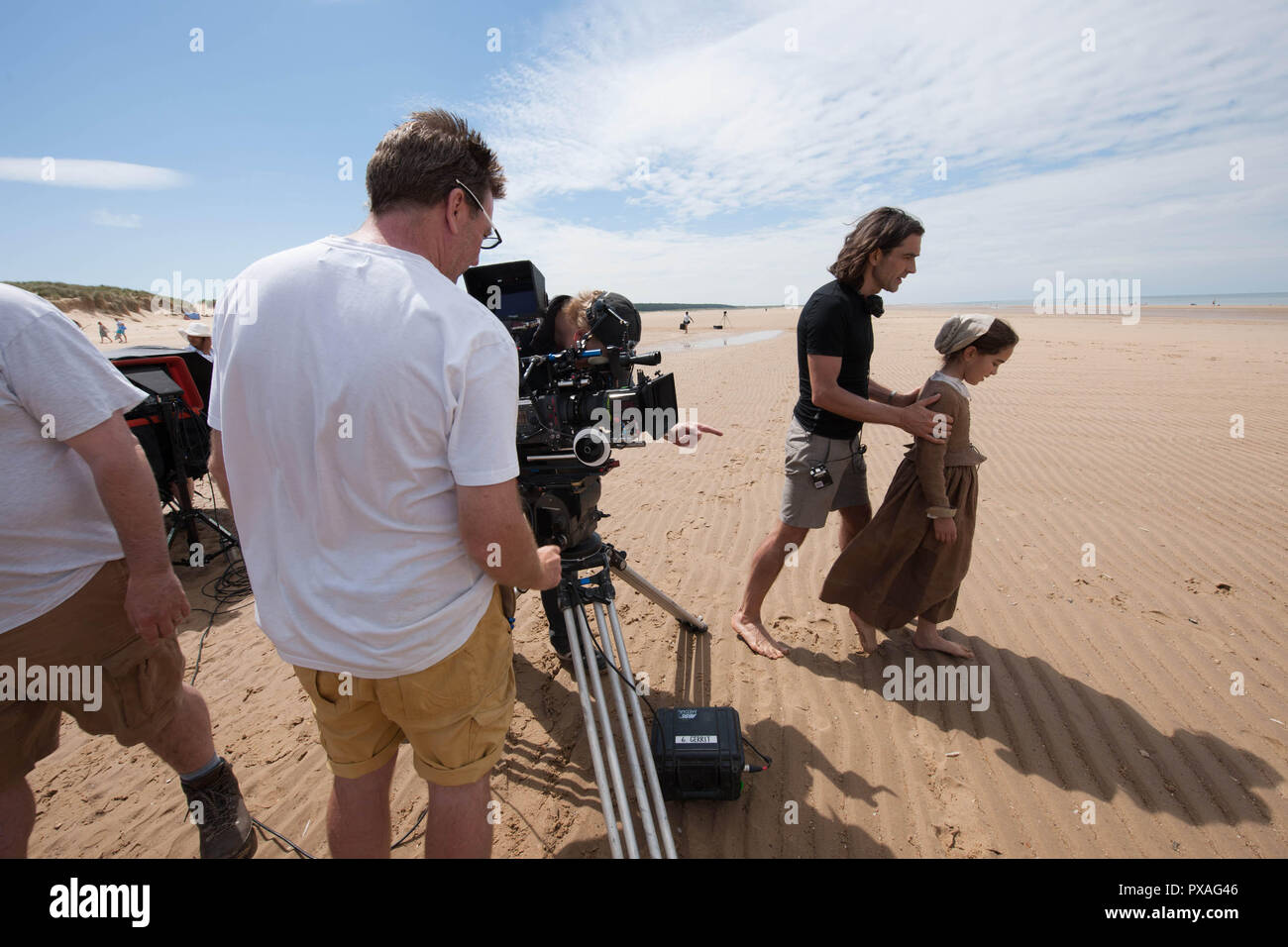 DATE DE SORTIE : septembre 1, 2017 Title : Tulip Fever STUDIO : Weinstein Company Réalisateur : Justin Chadwick PLOT : Un artiste tombe pour une jeune femme mariée pendant qu'il est commandé de peindre son portrait au cours de la manie des tulipes d'Amsterdam du 17 è siècle avec : Judi Dench, Alicia Vikander, Dane DeHaan, Jack O'Connell. (Crédit : © Weinstein Company/photos) Banque D'Images