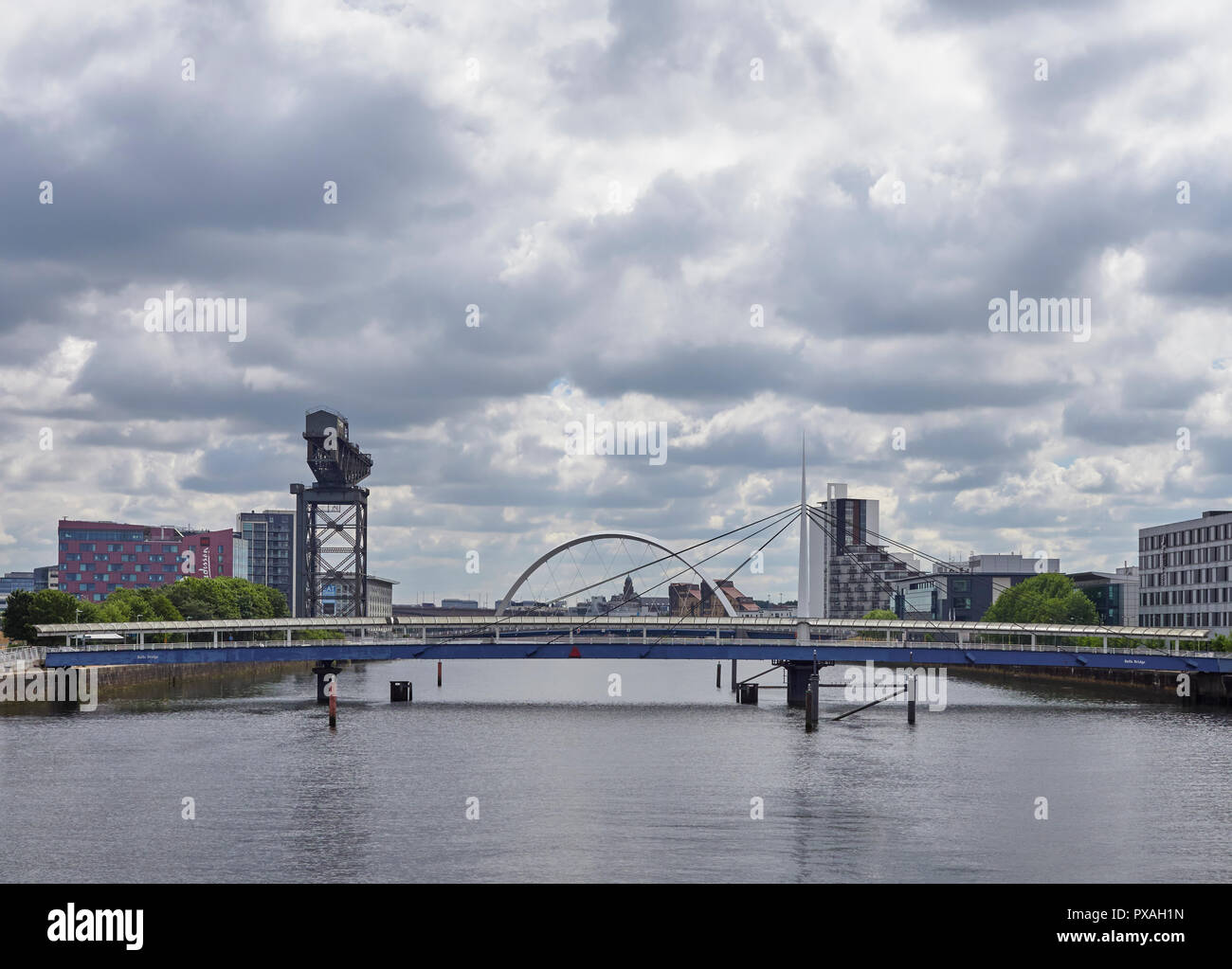Jusqu'à la rivière depuis le pont du millénaire sur la rivière Clyde et les divers hôtels et équipements de loisirs autour de Pacific Quay, Glasgow, Scotl Banque D'Images