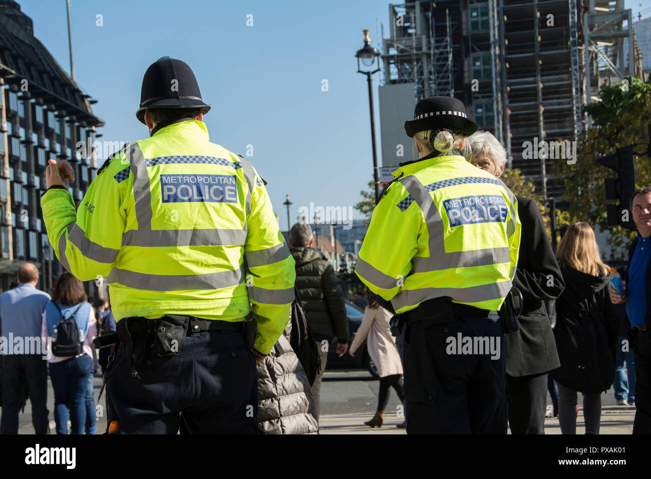 Police (Bobbies) portant des vestes haute visibilité sur le rythme de la place du Parlement, Westminster, London, UK Banque D'Images