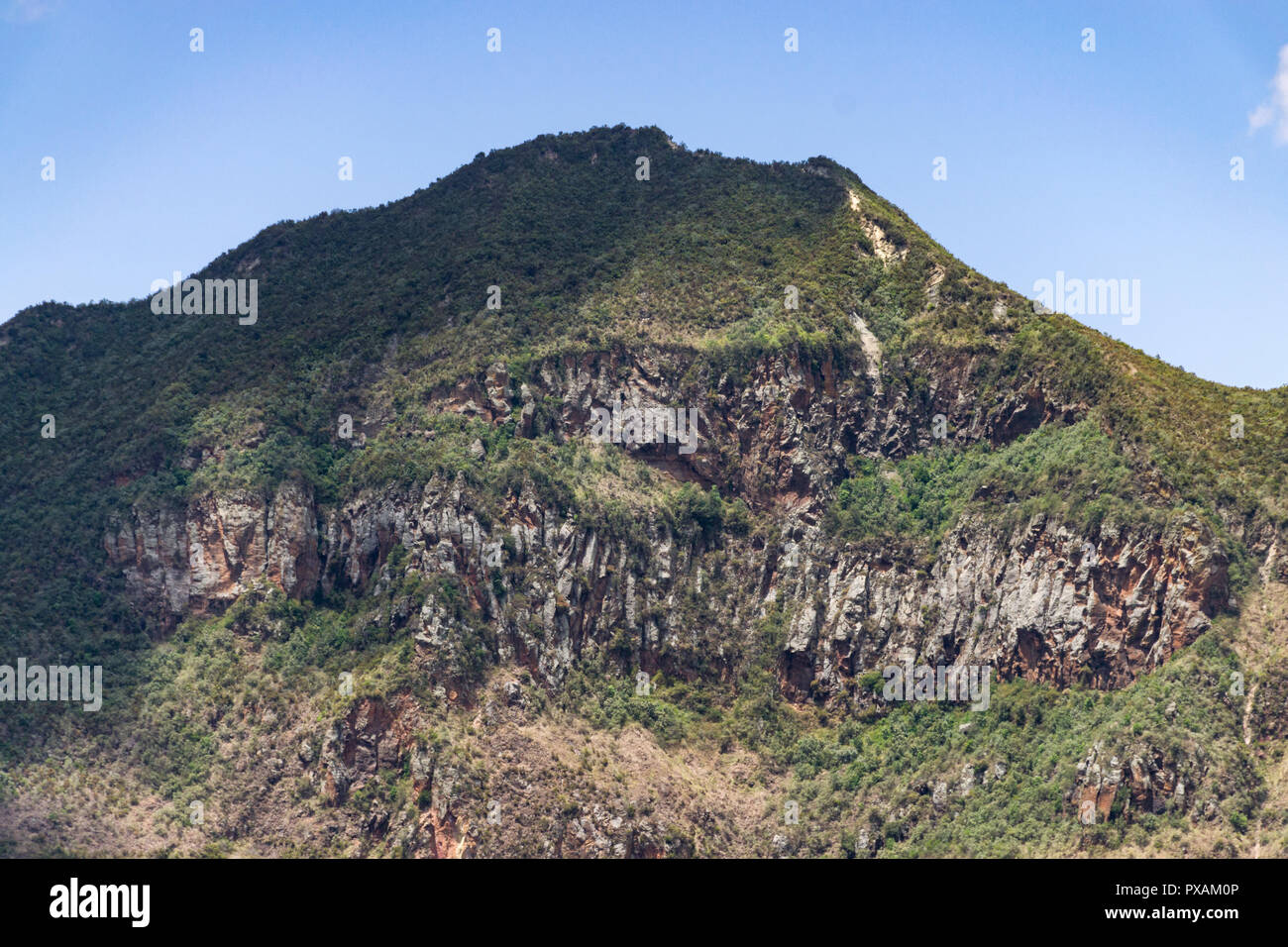 Le haut sommet du mont Longonot montrant falaise et la végétation, Kenya Banque D'Images