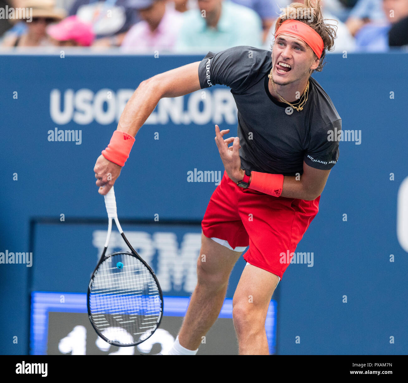 New York, NY - 28 août 2018 : Alexander Zverev de l'Allemagne propose au cours de l'US Open 2018 1er tour match contre Peter Polansky du Canada à l'USTA Billie Jean King National Tennis Center Banque D'Images