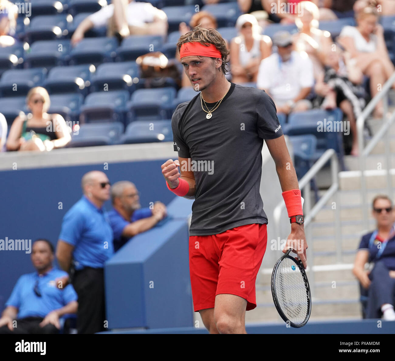 New York, NY - 28 août 2018 : Alexander Zverev de l'Allemagne réagit au cours de l'US Open 2018 1er tour match contre Peter Polansky du Canada à l'USTA Billie Jean King National Tennis Center Banque D'Images