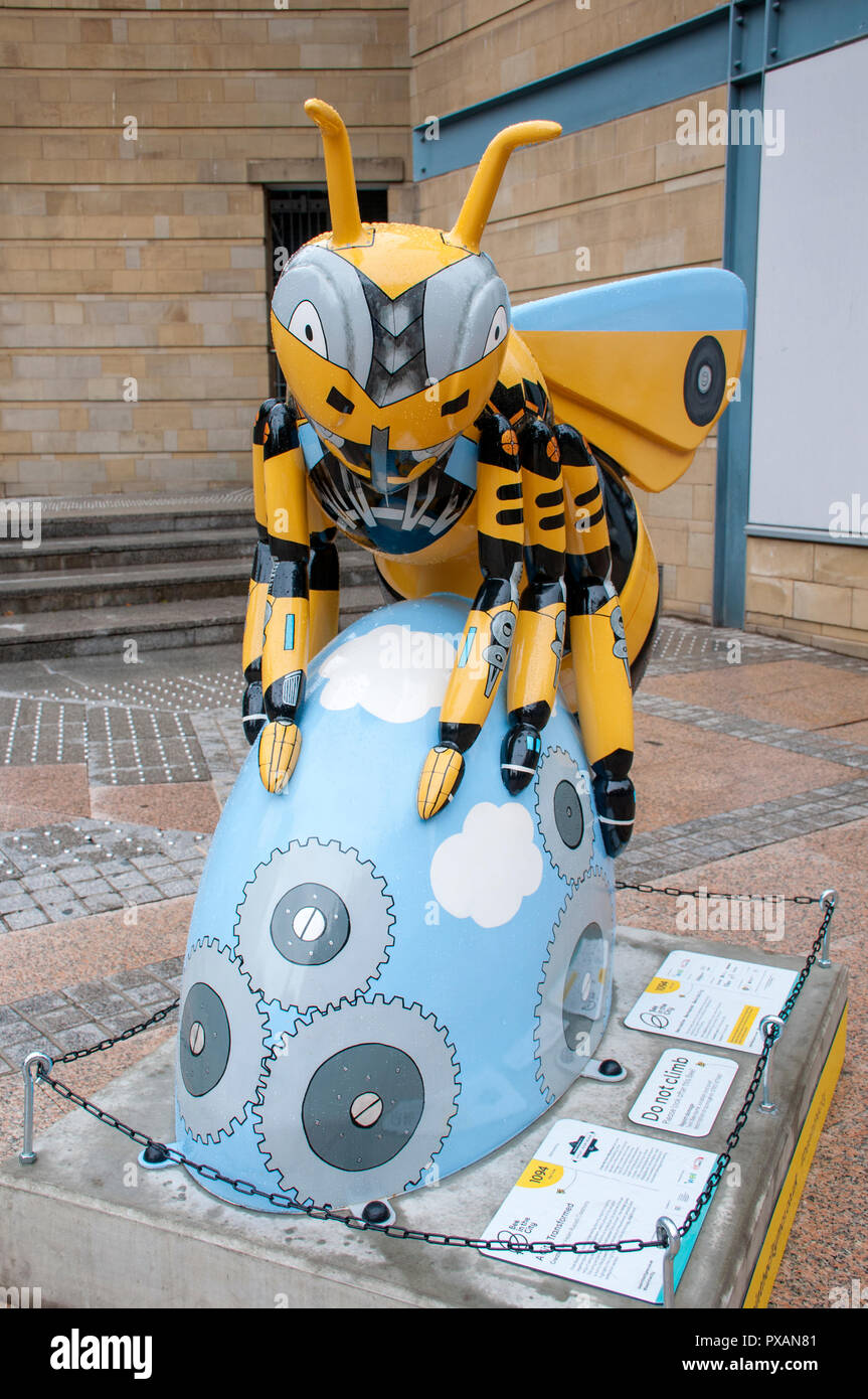 Une ville transformée, par Helen Russell Creations. L'un de l'abeille dans la ville des sculptures, Great Northern Square, Manchester, Royaume-Uni. Banque D'Images