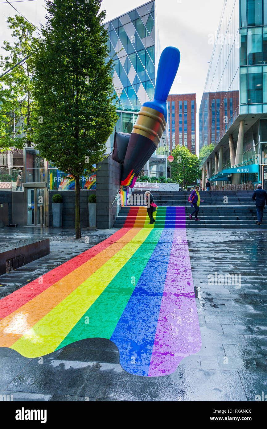 Pinceau gonflables géants avec des couleurs arc-en-ciel, célébrant Pride Festival. À l'Avenue, Spinningfields, Manchester, Angleterre, RU Banque D'Images