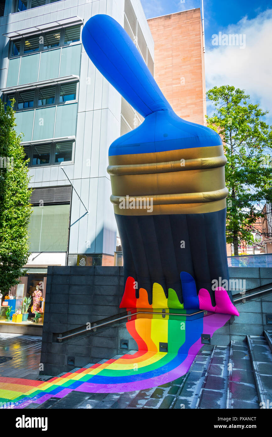Pinceau gonflables géants avec des couleurs arc-en-ciel, célébrant Pride Festival. À l'Avenue, Spinningfields, Manchester, Angleterre, RU Banque D'Images