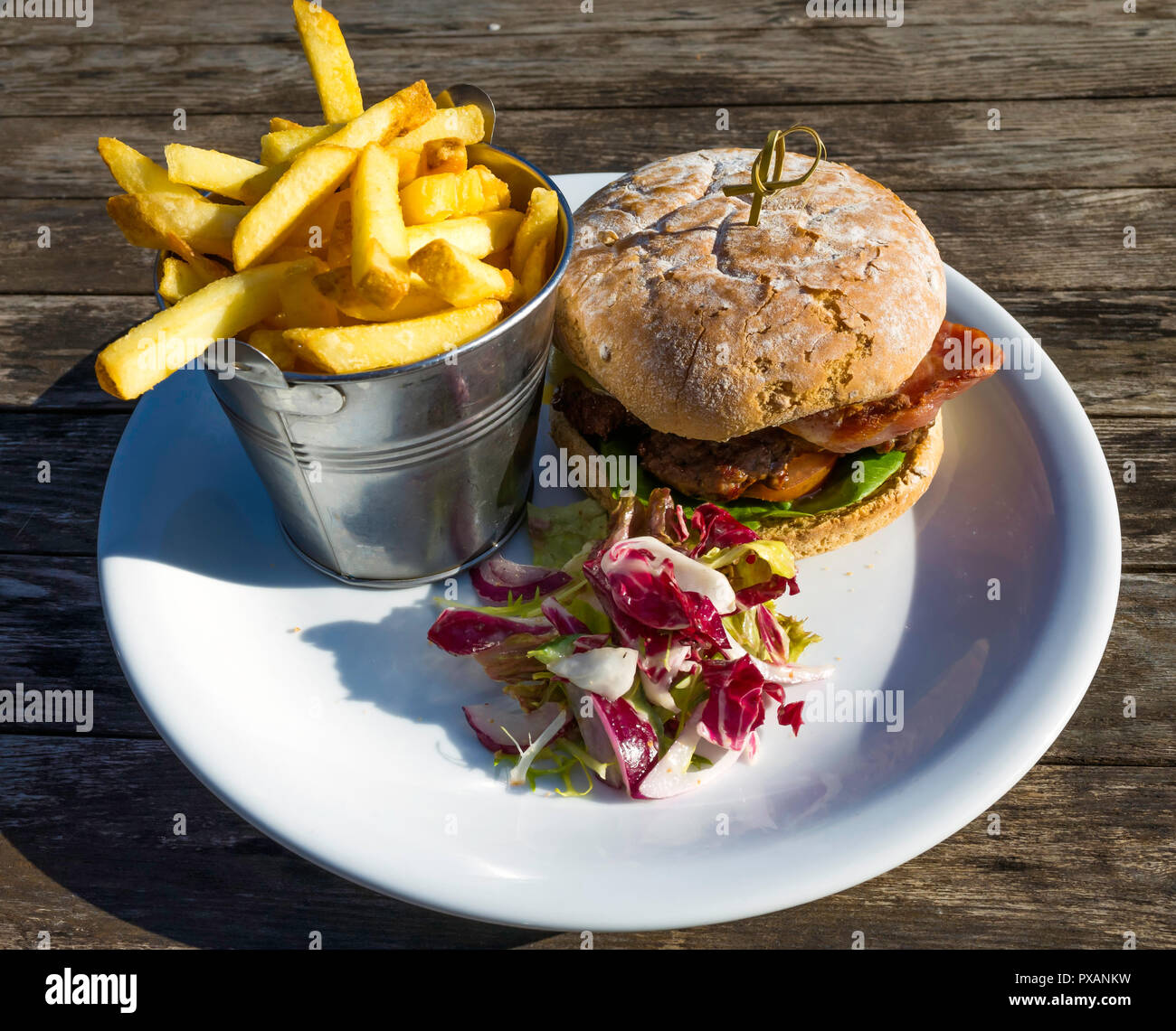 Un premier Café déjeuner avec du bacon burger de boeuf au fromage Croustilles de pommes de terre et salade Banque D'Images