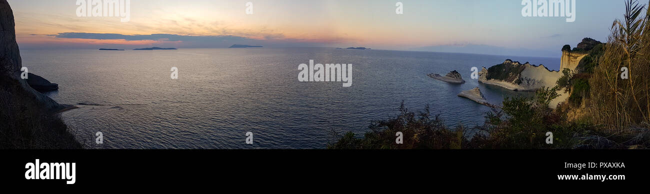 Belle vue panoramique de Cap Drastis dans l'île de Corfou en Grèce à la fin de l'après-midi Banque D'Images
