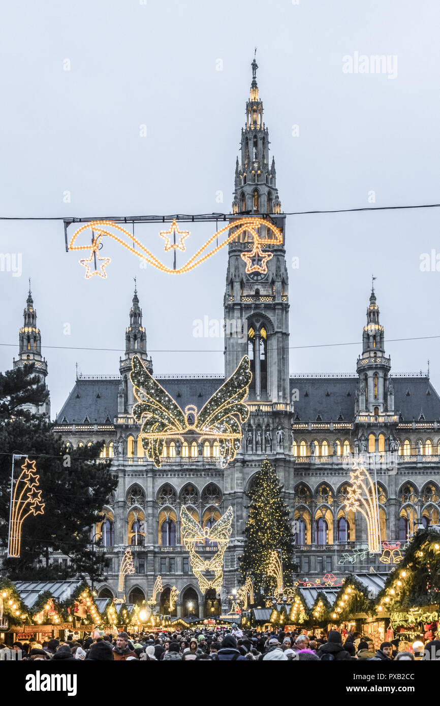 L'hôtel de ville, Wiener Christkindlmarkt, Frohe Weihnachten, Marché de Noël à Vienne, Autriche L'hôtel de ville, Wiener Christkindlmarkt, Frohe Weihnachten, Marché de Noël à Vienne, Autriche