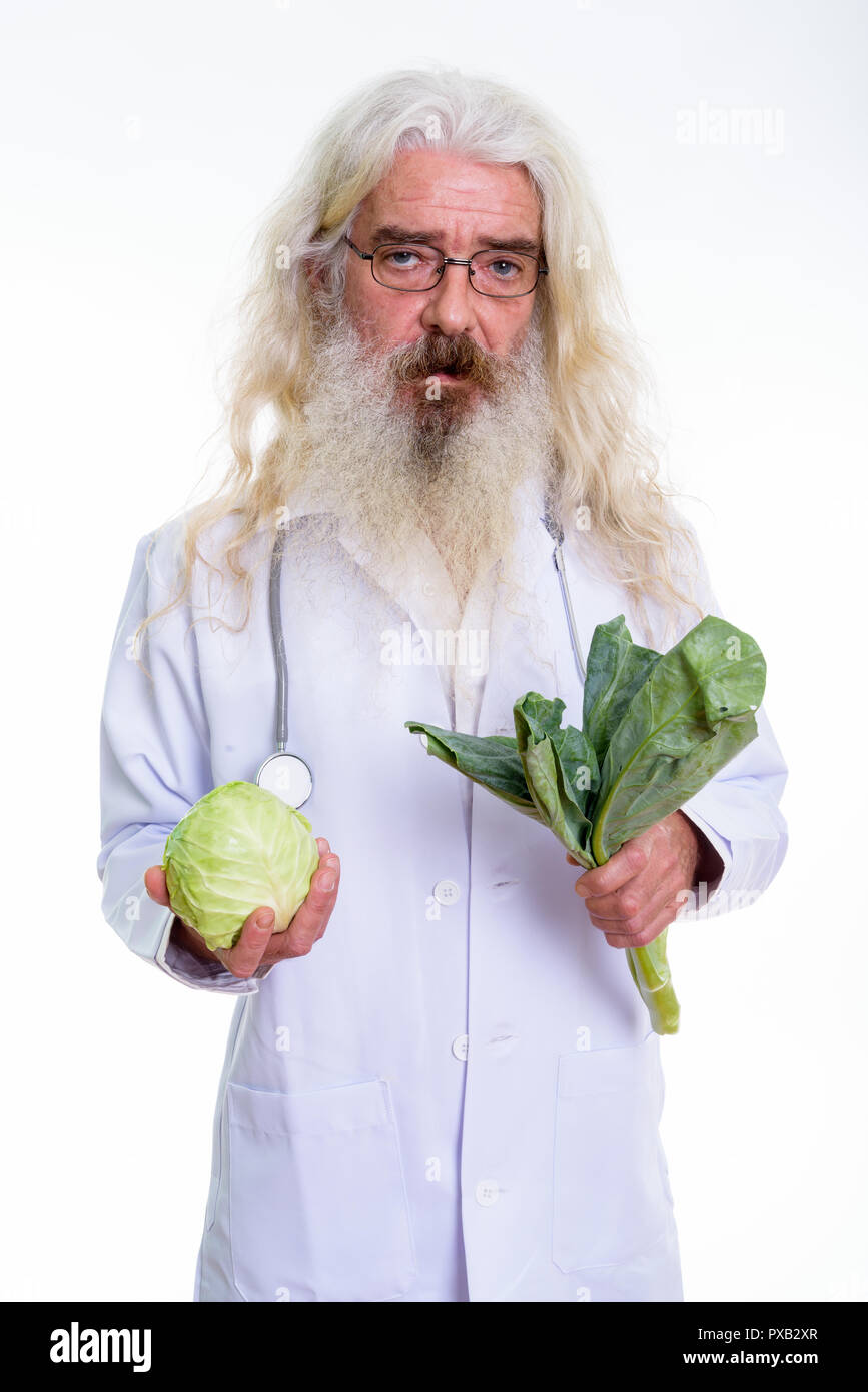 Portrait d'homme barbu senior doctor holding chou et veg Banque D'Images