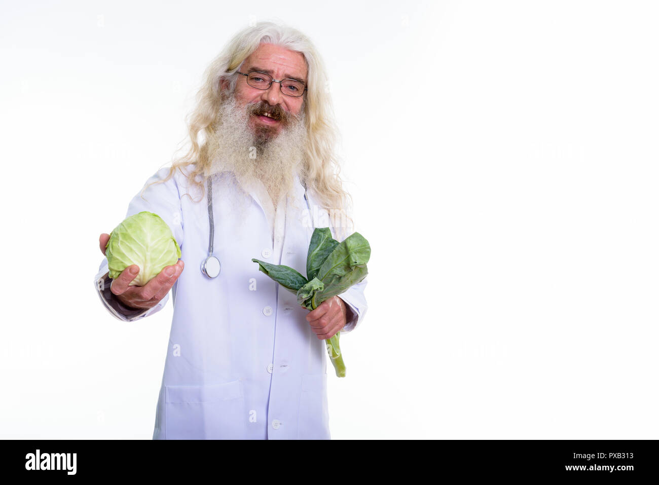 Studio shot of happy senior homme barbu médecin smiling while giv Banque D'Images