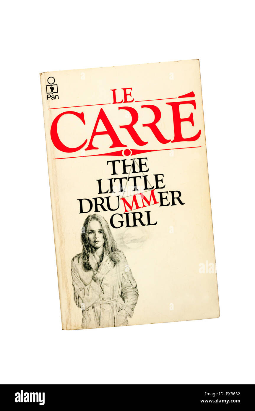 Un dvd copie de la Little Drummer Girl par John Le Carré (David Cornwell). D'abord publié en 1983. Banque D'Images