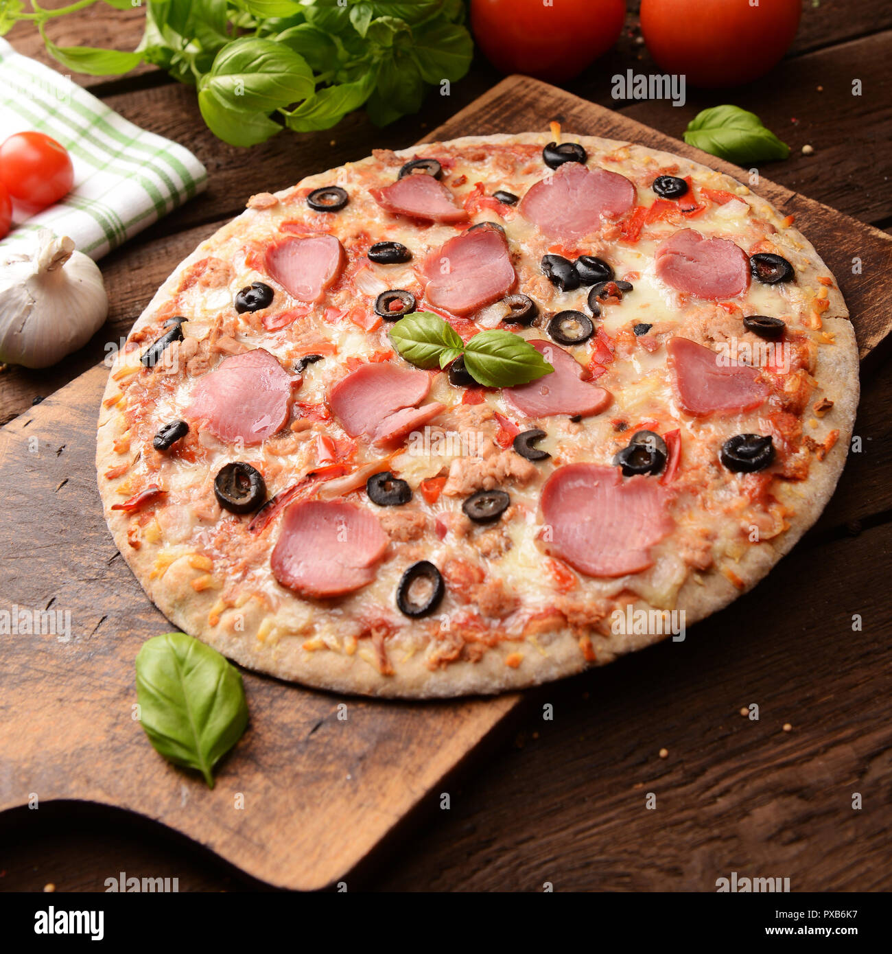 Des pizzas aux olives noires, thon et jambon italien Banque D'Images