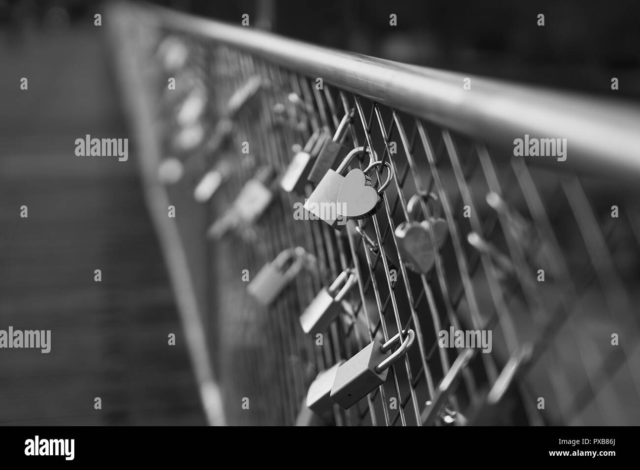 Cadenas en forme de coeur sur le pont à Munich Banque D'Images