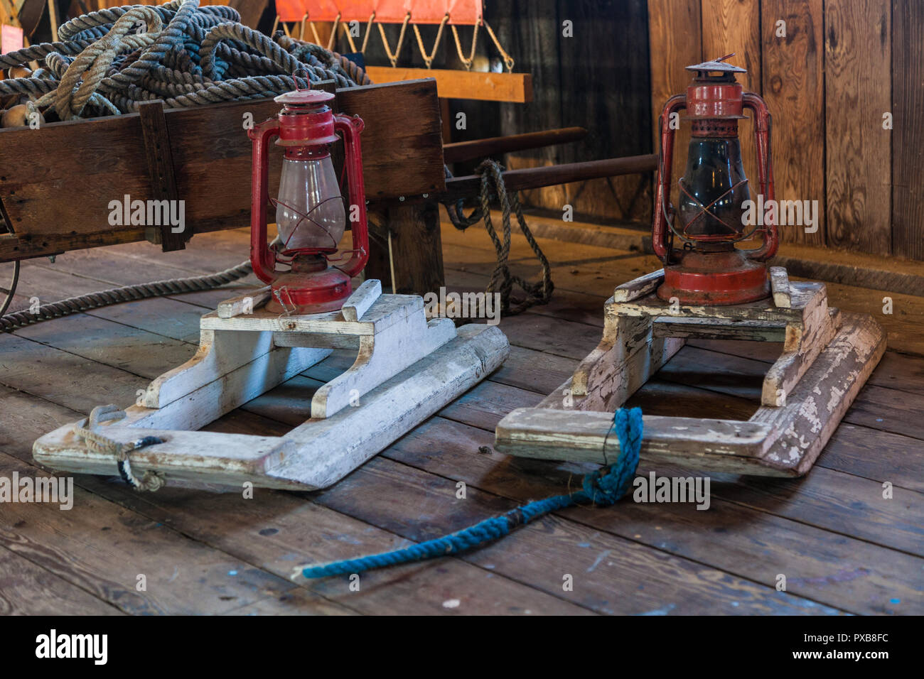 Filet de pêche flottants porteurs de lanterne pour surveiller l'emplacement de pêche de nuit lorsqu'net Banque D'Images