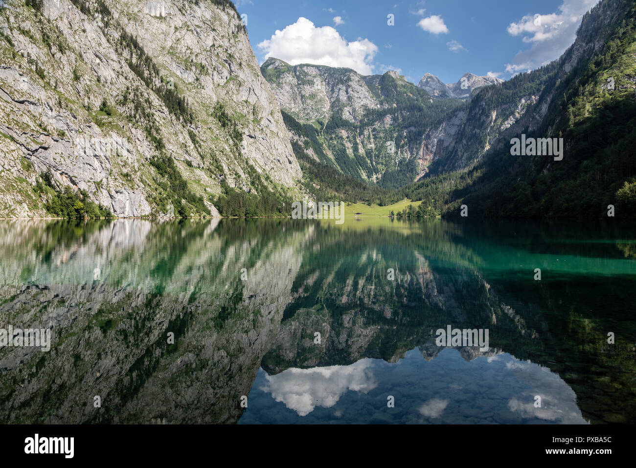 Réflexions parfait sur les montagnes environnantes dans les eaux de l'Obersee, parc national de Berchtesgaden, en Bavière, Allemagne Banque D'Images
