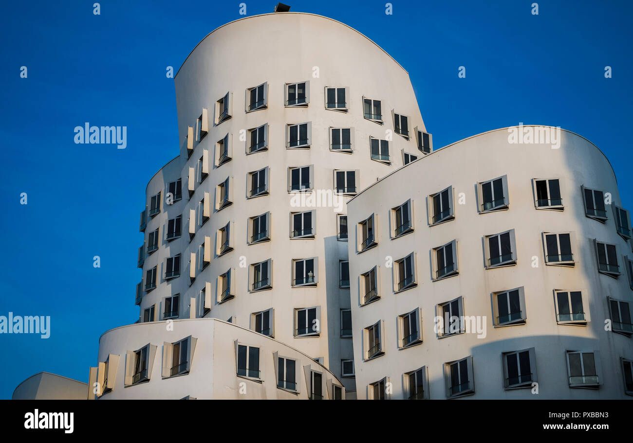Gehry bâtiment dans le port de Düsseldorf (Medienhafen) Banque D'Images