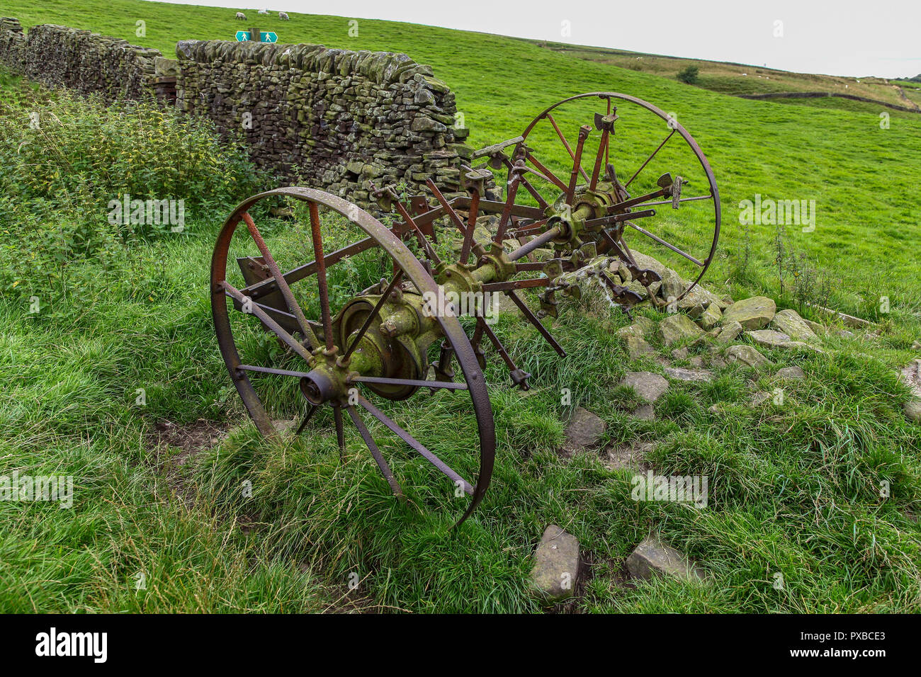 Un morceau de vieilles machines agricoles abandonnés dans un champ en milieu rural, Derbyshire, Royaume-Uni Engand Banque D'Images