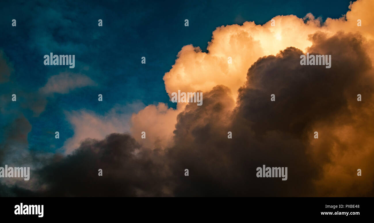 Nuages orange d'une tempête . après la pluie . Banque D'Images