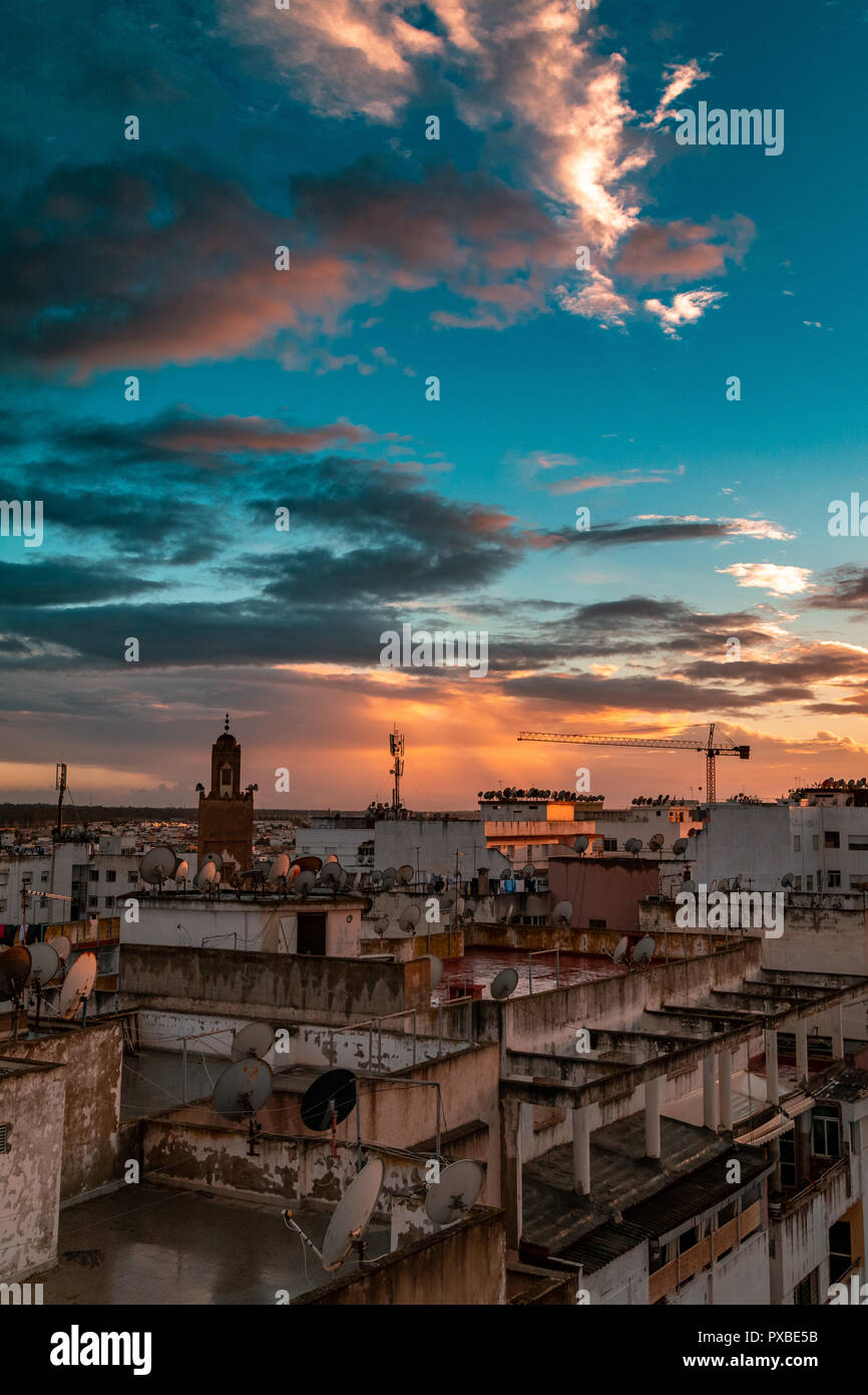 Ciel coucher de soleil spectaculaire en moment . à Kenitra .coups du toit . Banque D'Images
