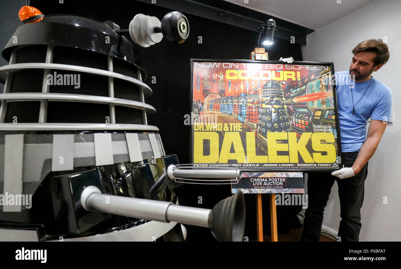 À l'embargo Lundi 22 octobre 0001 Soutenir l'employé du magasin Matt Story met une affiche pour le film 1965, l'OMS et le Dr Daleks à côté d'une réplique Dalek sur l'affichage lors d'un aperçu de la prochaine vente aux enchères d'affiches de cinéma à la prop Store siège social près de Rickmansworth. Banque D'Images