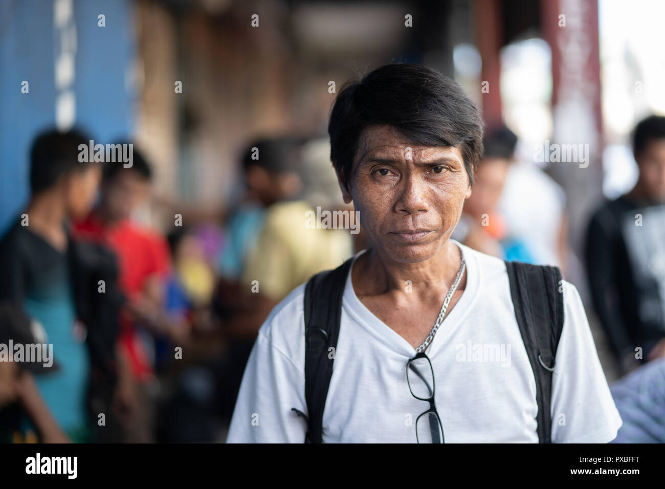 L'expression grave sur un Philippin mans visage alors qu'il pose pour une photo. Banque D'Images