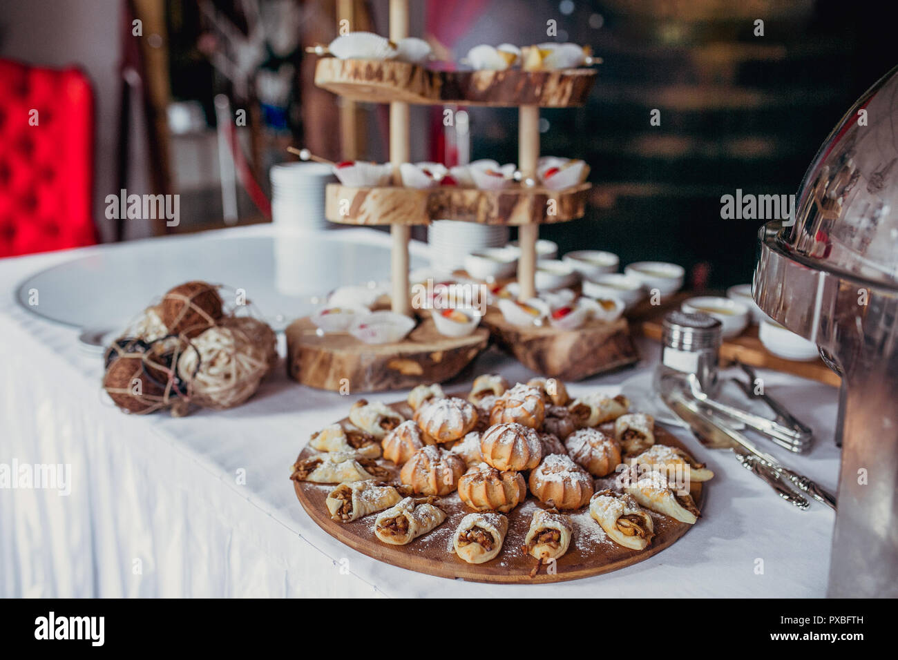 Candy Bar Sur D Anniversaire Avec Un Grand Nombre De Bonbons Cupcakes Souffle Et Des Gateaux Decorees Sur Des Peuplements La Nature Et L Eco Theme Piscine Tr Photo Stock Alamy Candy Bar Sur D Anniversaire Avec Un Grand Nombre De Bonbons Cupcakes Souffle Et Des Gateaux Decorees Sur Des Peuplements La Nature Et L Eco Theme Piscine Tr Photo Stock Alamy