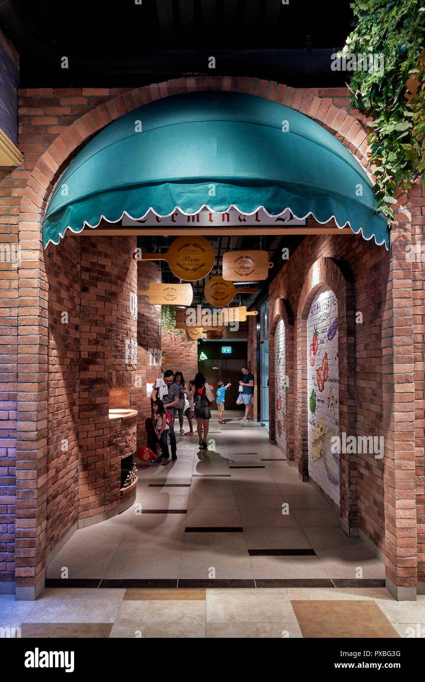 L'architecture. Entrée avec auvent brique menant à des toilettes à la borne 21, Pattaya l'intérieur. Centre commercial de la Thaïlande, en Asie du sud-est Banque D'Images