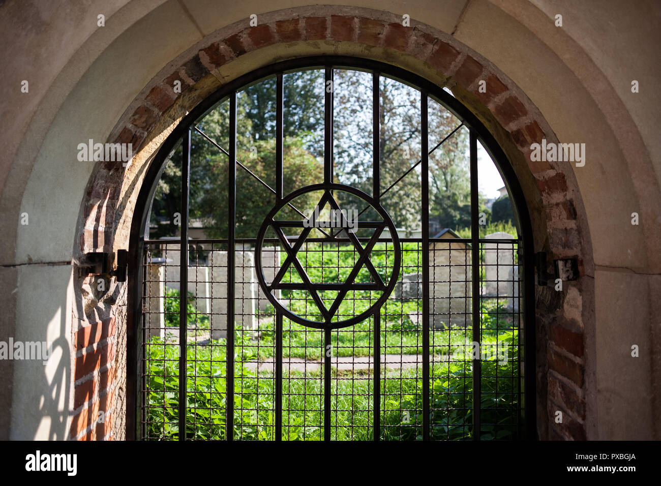 Étoile de David Symbole sur fenêtre en arc à l'ancien cimetière à réseau dans le quartier juif de Kazimierz à Cracovie, Pologne Banque D'Images