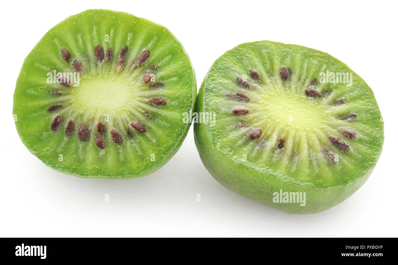 Actinidia arguta connu sous le nom de kiwi berry sur fond blanc Banque D'Images