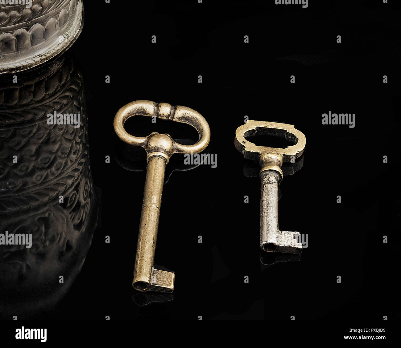 Vintage Bronze clefs. Deux anciennes petites touches de bronze sur un fond noir. Le point de droit. Banque D'Images