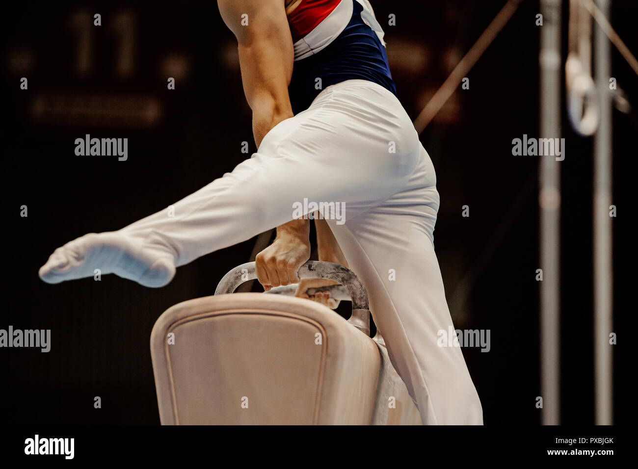 Gymnast Cheval-arçons en gymnastique championnat Banque D'Images