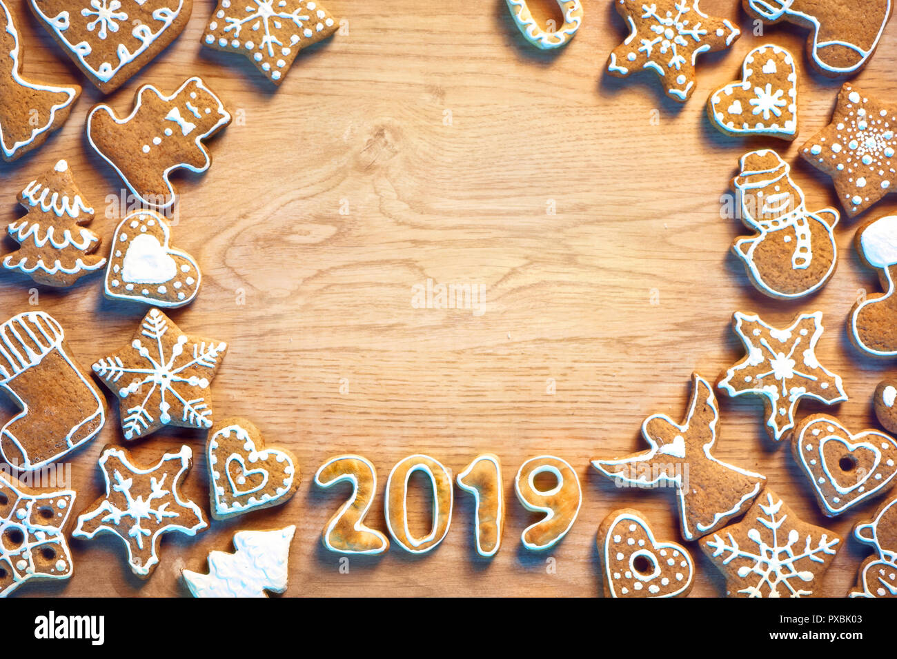 Joyeux Noël et Bonne année ! Ginger cookies faits maison sur la table en bois. Copie de l'espace pour votre texte. Vue d'en haut. Concept de traitement au four de Noël Banque D'Images