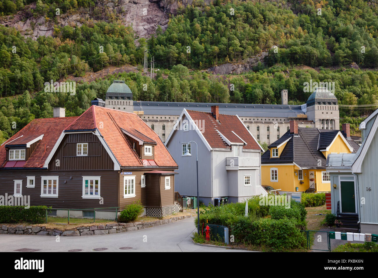 RJUKAN, NORVÈGE - 14 juillet 2018 : maisons en résidentiel à la station d'énergie hydroélectrique Saheim, Rjukan-Notodden au contexte industriel de l'UNESCO Banque D'Images