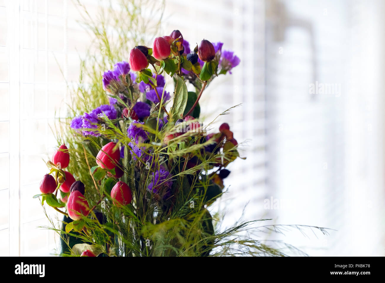 Bouquet d'hiver par la fenêtre. En dehors de la neige. Conte d'hiver Banque D'Images