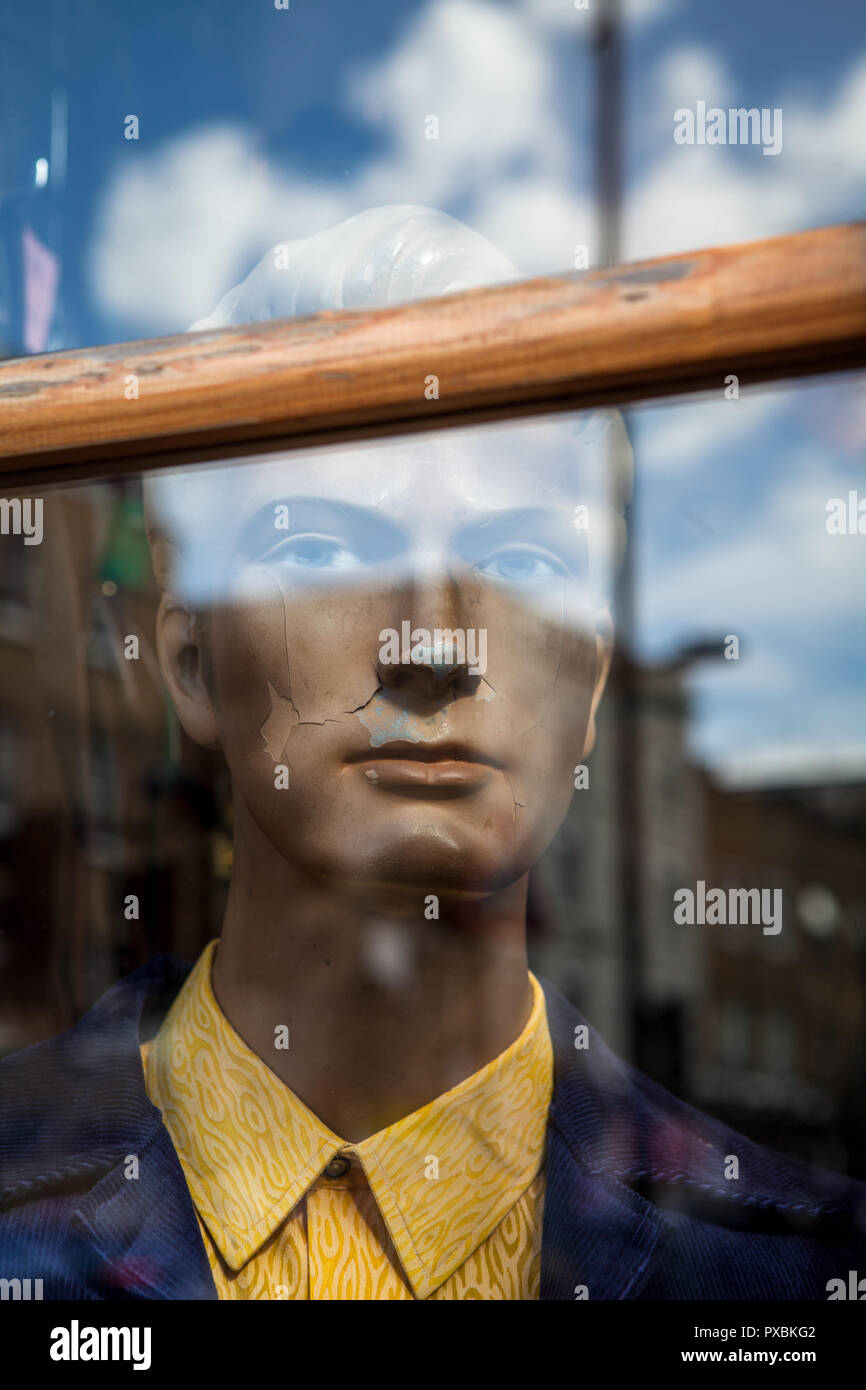 Mannequin et réflexions dans une fenêtre d'un magasin de vêtements vintage, Brick Lane, Londres. Banque D'Images