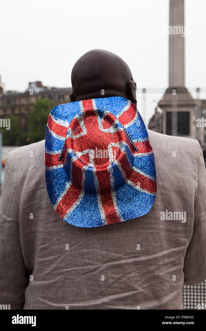 Un homme portant un chapeau à l'Union Jack Mariage Royal, Trafalgar Square, Londres. Banque D'Images