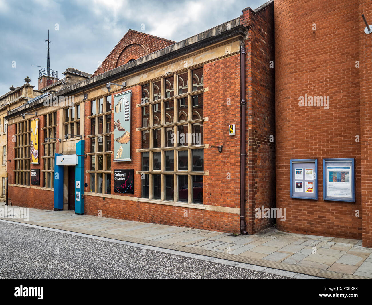 Musée et galerie d'Art de Northampton - abrite la plus grande collection de chaussures dans le monde (plus de 12 000 couples). Créé en 1865, le site actuel en 1884. Banque D'Images