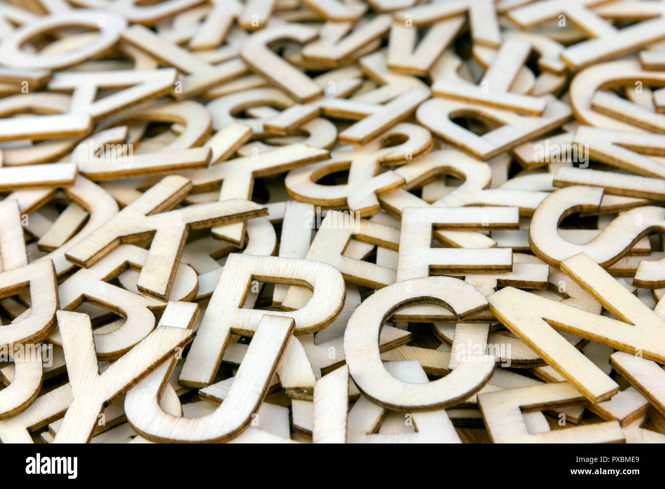 Pile de bois mixtes les lettres en close up avec une faible profondeur de champ Banque D'Images